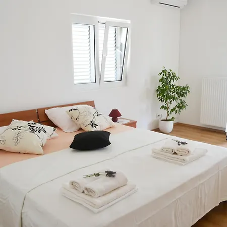 Black And White Spacious Apartment