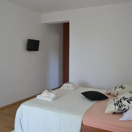 Black And White Spacious *