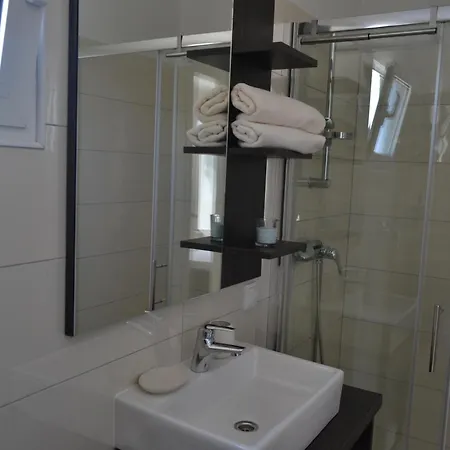 Apartment Black And White Spacious *